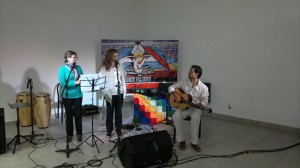 En Villaguay » Claudia Rutar y María Lucrecia Brasseur acompañadas de Flavio Valdez.
