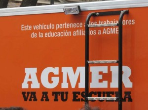 Este vehículo pertenece a los trabajadores de la educación afiliados a AGMER