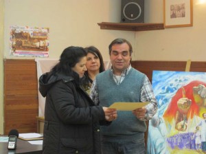 Magdalena Noemí Godoy recibe el certificado y el premio.