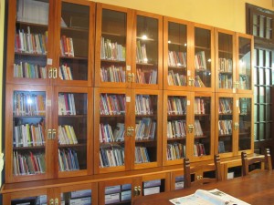 El nuevo mobiliario de la biblioteca de AGMER