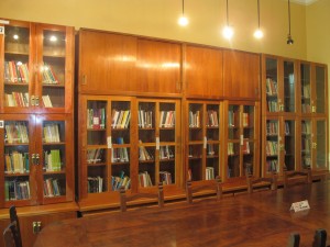 El nuevo mobiliario de la biblioteca de AGMER