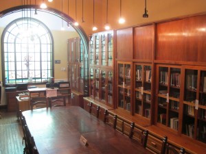 El nuevo mobiliario de la biblioteca de AGMER