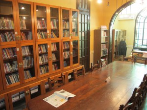 El nuevo mobiliario de la biblioteca de AGMER