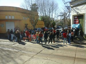 Asamblea frente a AGMER Seccional Concordia con corte de calles en el marco de la huelga docente.