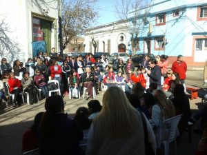 Asamblea frente a AGMER Seccional Concordia con corte de calles en el marco de la huelga docente.