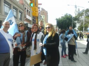 En Paraná, solicitud de firmas para el petitorio de CTERA que pide aumentar el presupuesto educativo.