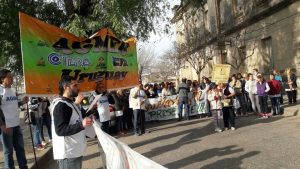 En Uruguay. Abrazo simbólico en contra de las recategorizaciones. 