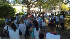 AGMER Concordia concentró en la Plaza Urquiza, donde realizó una asamblea abierta. 