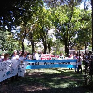 Asamblea pública de la filial Bovril (departamento La Paz), en la plaza principal de la localidad. 