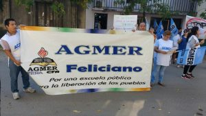 AGMER Feliciano movilizó a la Dirección Departamental de Escuelas, donde realizó la asamblea y entregó un petitorio. 