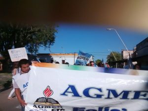 AGMER Feliciano movilizó a la Dirección Departamental de Escuelas, donde realizó la asamblea y entregó un petitorio. 