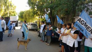 AGMER Feliciano movilizó a la Dirección Departamental de Escuelas, donde realizó la asamblea y entregó un petitorio. 