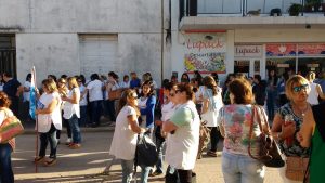 En Gualeguay, los docentes concentraron frente a la Dirección Departamental de Escuelas. 