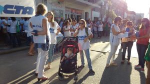 En Gualeguay, los docentes concentraron frente a la Dirección Departamental de Escuelas. 