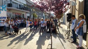 En Gualeguay, los docentes concentraron frente a la Dirección Departamental de Escuelas. 