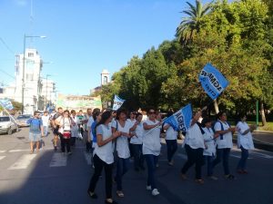 Durante la mañana docentes de la ciudad de Concepción del Uruguay se manifestaron en Plaza Ramírez en reclamo de mejores salarios. 