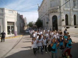 La nutrida columna de docentes se dirigió a la Plaza San Martín de Victoria.