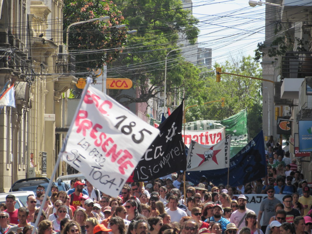 Masiva marcha docente culminó en Casa de Gobierno