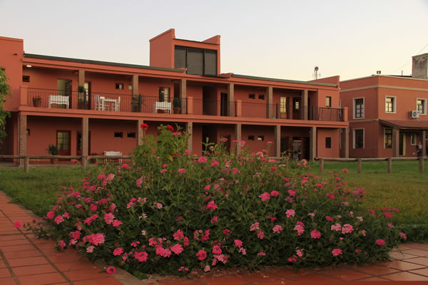 Casa Docente de Colón. Ubicación: Chacabuco 255 – (03447) 424560