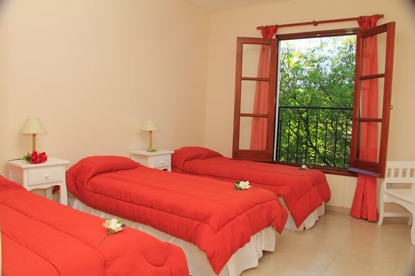 Casa Docente de Colón. Ubicación: Chacabuco 255 – (03447) 424560