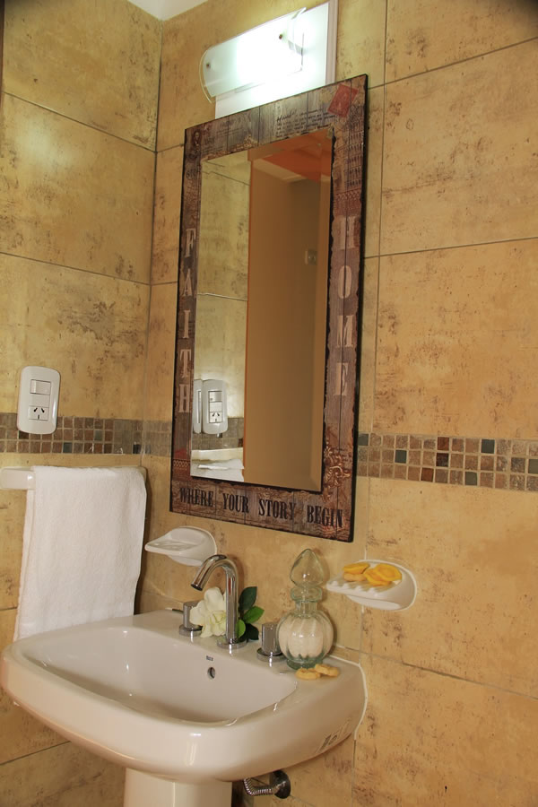 Casa Docente de Colón. Ubicación: Chacabuco 255 – (03447) 424560