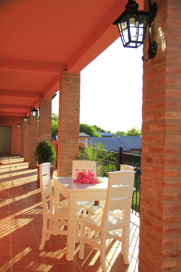 Casa Docente de Colón. Ubicación: Chacabuco 255 – (03447) 424560