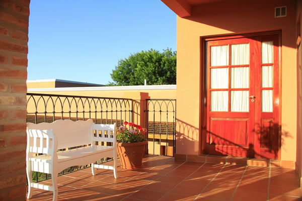 Casa Docente de Colón. Ubicación: Chacabuco 255 – (03447) 424560