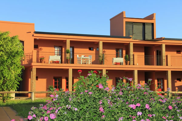 Casa Docente de Colón. Ubicación: Chacabuco 255 – (03447) 424560