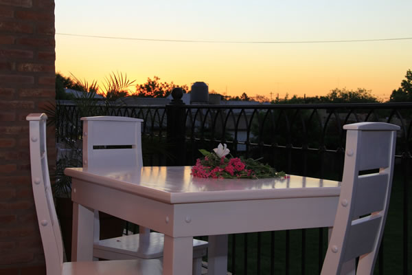 Casa Docente de Colón. Ubicación: Chacabuco 255 – (03447) 424560