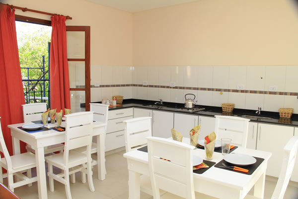 Casa Docente de Colón. Ubicación: Chacabuco 255 – (03447) 424560