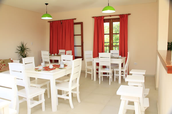 Casa Docente de Colón. Ubicación: Chacabuco 255 – (03447) 424560