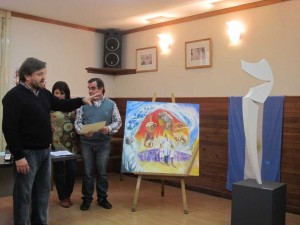 Carlos Walter Battauz junto a su obra.