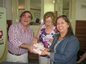 Fabián Peccín haciendo entrega del Anuario en soporte digital.