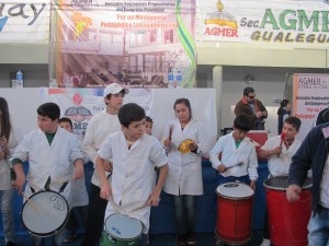 Una batucada escolar acompañó el cierre de la jornada. 
