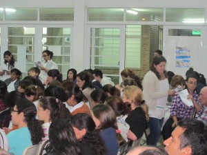 Las propuestas » Instituto Superior Alberto Tomás Velzi (las docentes y compañeras de AGMER repartiendo volantes que dan sustento a la propuesta)
