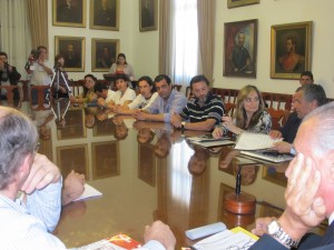 Firma de contratos de obra de viviendas para docentes