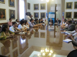 Firma de contratos de obra de viviendas para docentes