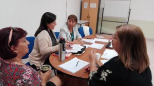 Las coordinadoras del proyecto, al frente del encuentro de cierre y evaluación.